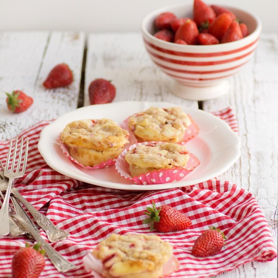 Rezeptbild: Erdbeer-Cheesecake-Muffins mit Streuseln