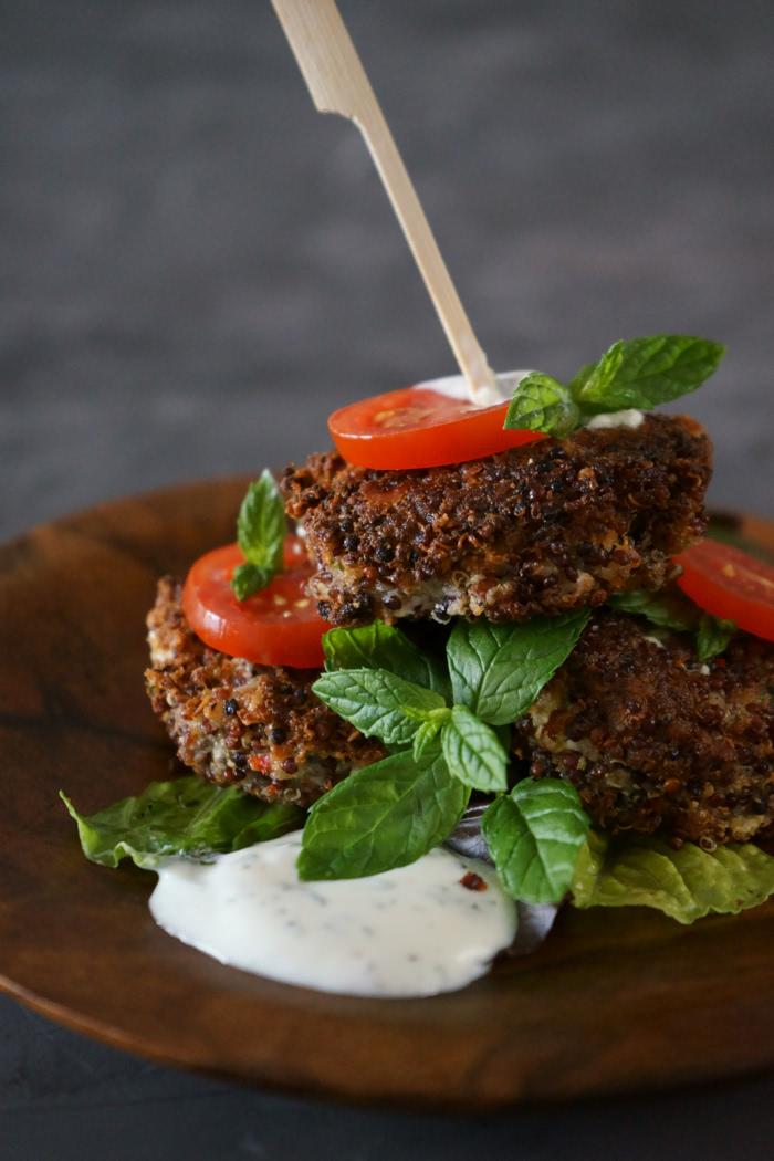 Rezeptbild: Quinoa-Zucchini Burger mit Joghurt Minze Dip