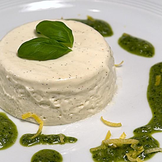 Rezeptbild: Panna Cotta mit Basilikum und süßem Basilikumpesto