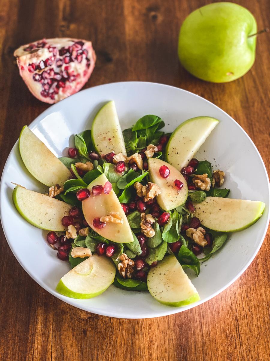 Rezeptbild: Feldsalat mit Granatapfel und Nüssen