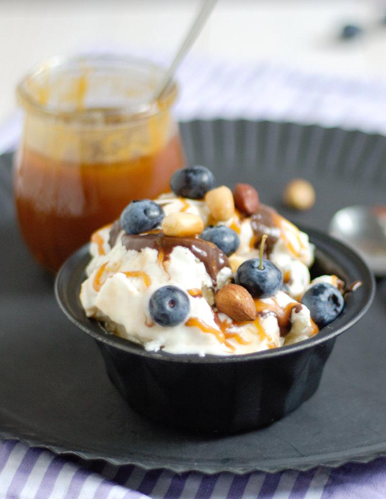 Rezeptbild: Frozen Yogurt mit Salzkaramell, Blaubeeren und gerösteten Nüsse