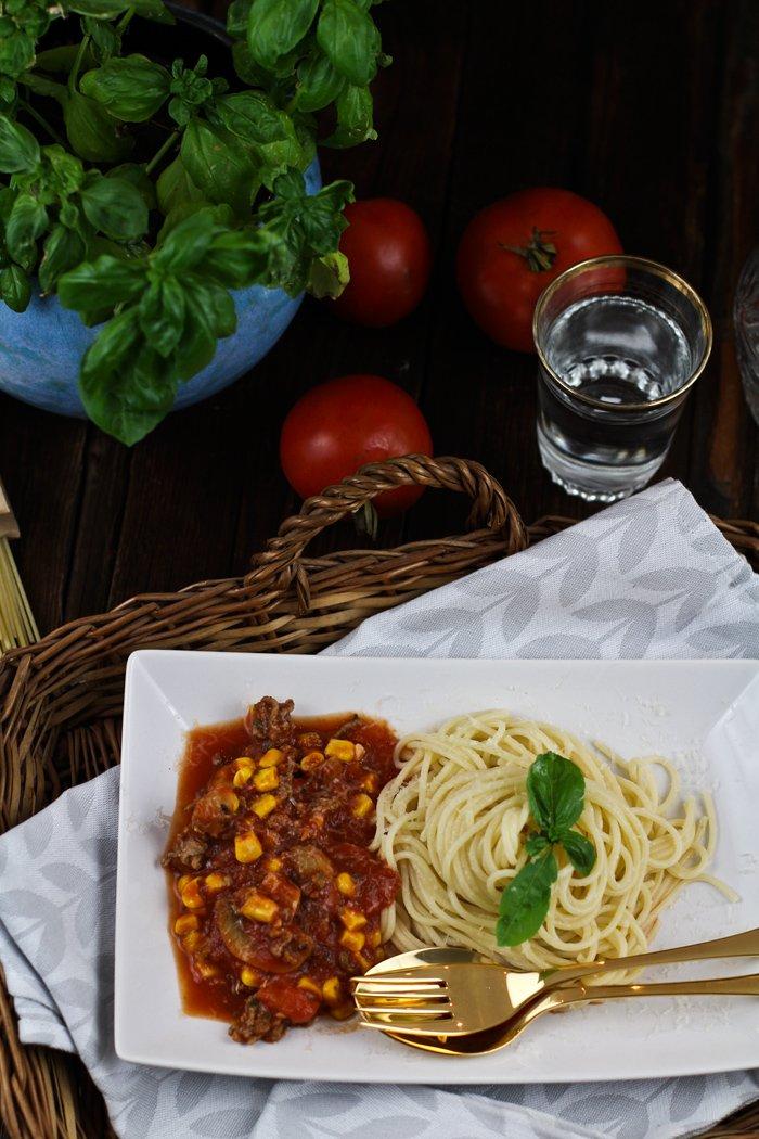 Rezeptbild: Resteverwertung – Spaghetti mit Hack-Pilz-Mais-Tomaten Soße
