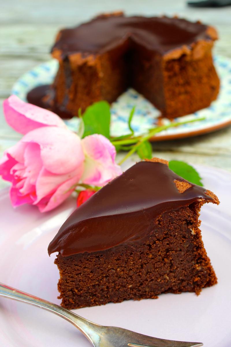 Rezeptbild: Saftiger Schokoladen-Hasenusskuchen mit Ganache-Topping