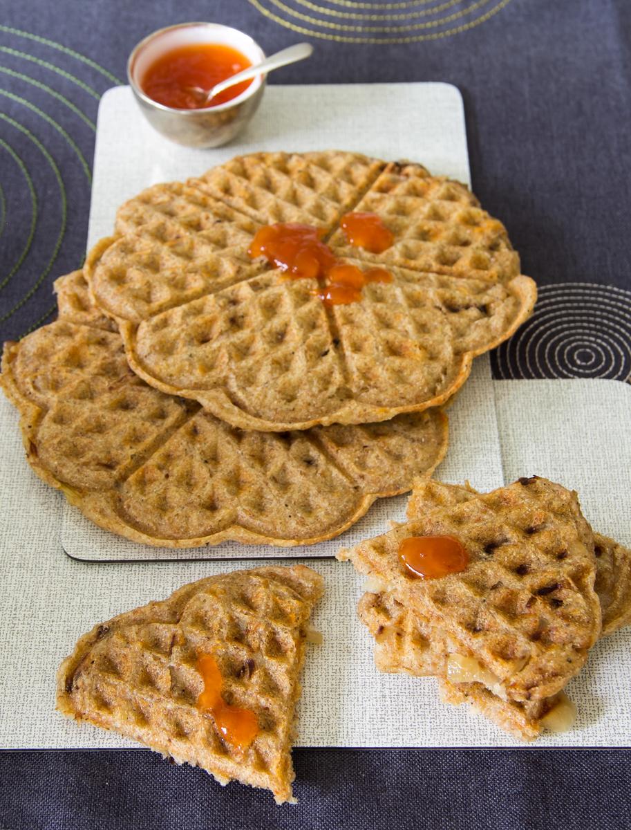 Rezeptbild: Herzhafte Buchweizen-Dinkel-Waffeln mit Zwiebeln & Käse