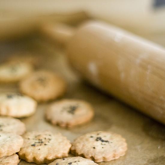 Rezeptbild: Roquefort-Cracker mit schwarzem Meersalz