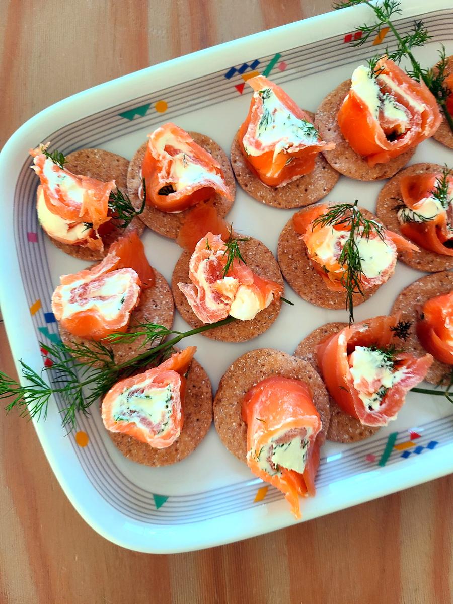 Rezeptbild: Lachs-Frischkaese Roellchen auf Crackers oder Gurkenscheiben