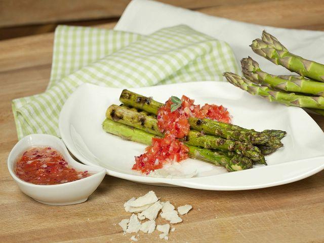 Rezeptbild: Spargel  aus der Pfanne mit Tomatenvinaigrette