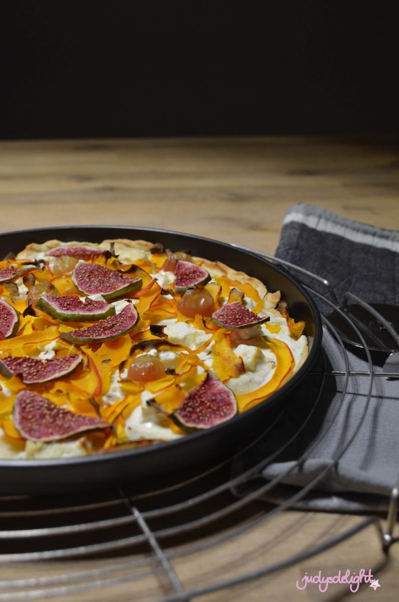 Rezeptbild: Kürbis-Feigen Flammkuchen mit Feta und Trauben