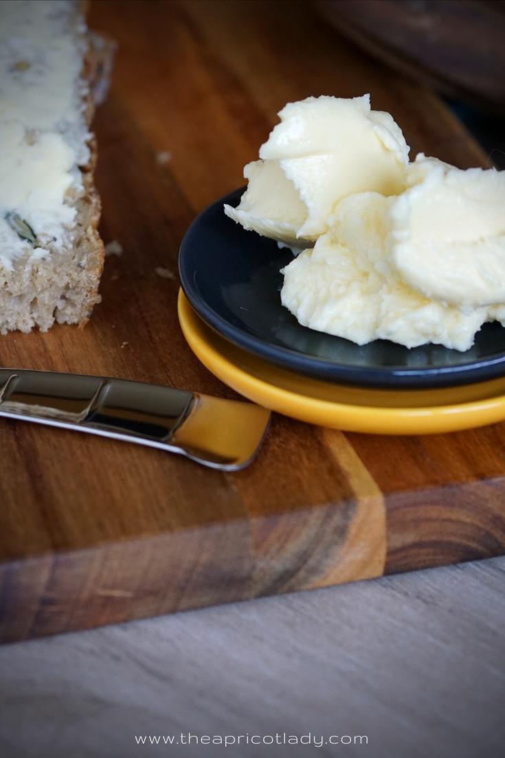 Rezeptbild: Butter für dein Brot selbst machen