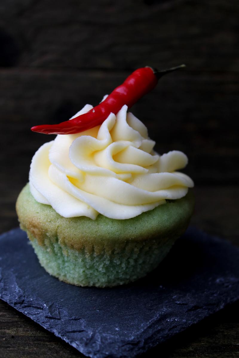 Rezeptbild: Grüne Vanille-Cupcakes mit feurigem Erdbeerkern