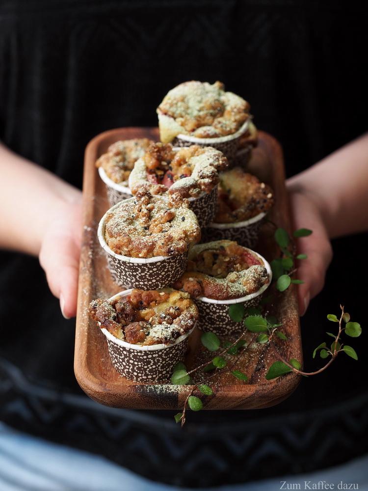 Rezeptbild: Matcha-Muffins mit Nektarine und Sesam-Streusel