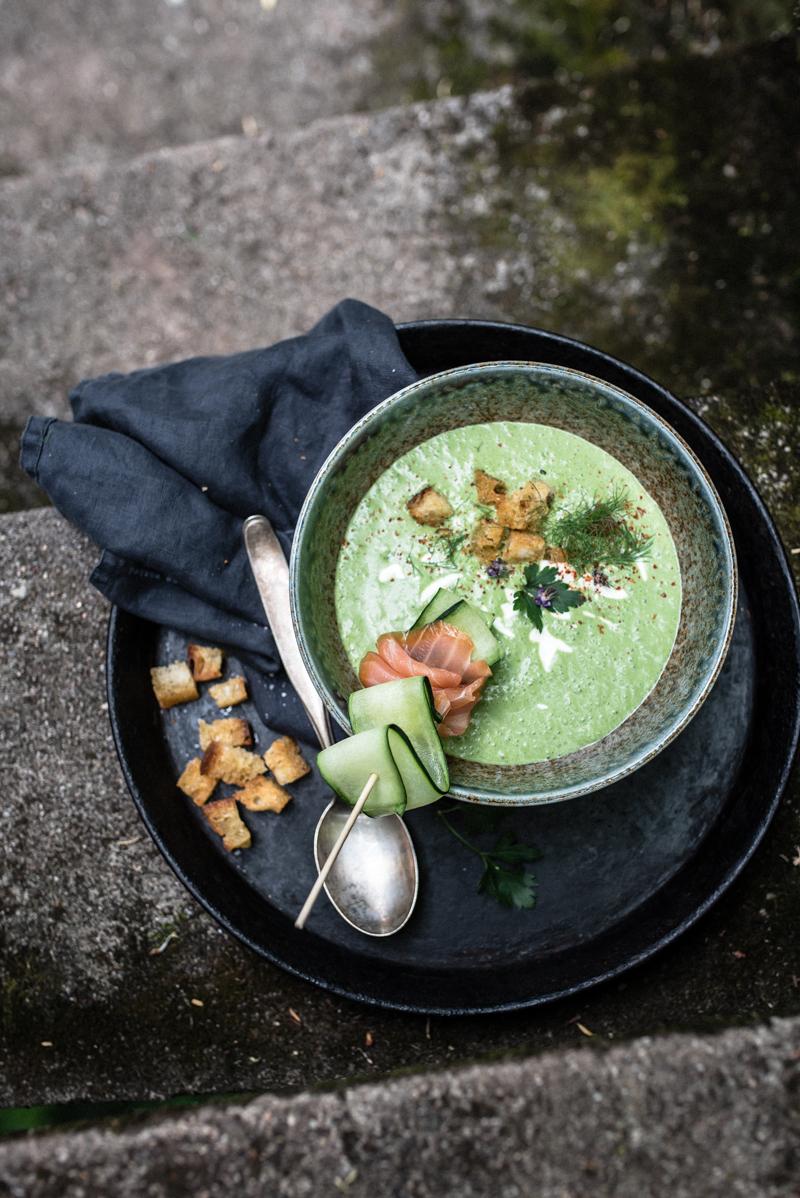 Rezeptbild: kalte kräutersuppe mit scharfen knuspercroutons und lachs-gurke-spieß