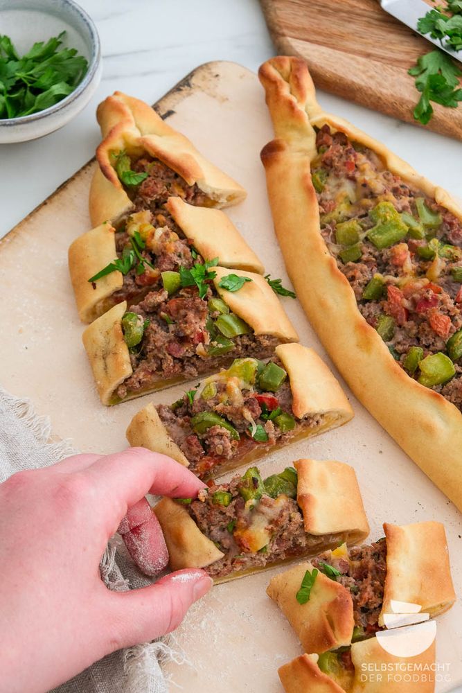 Rezeptbild: Pide mit Hackfleisch – einfaches Rezept