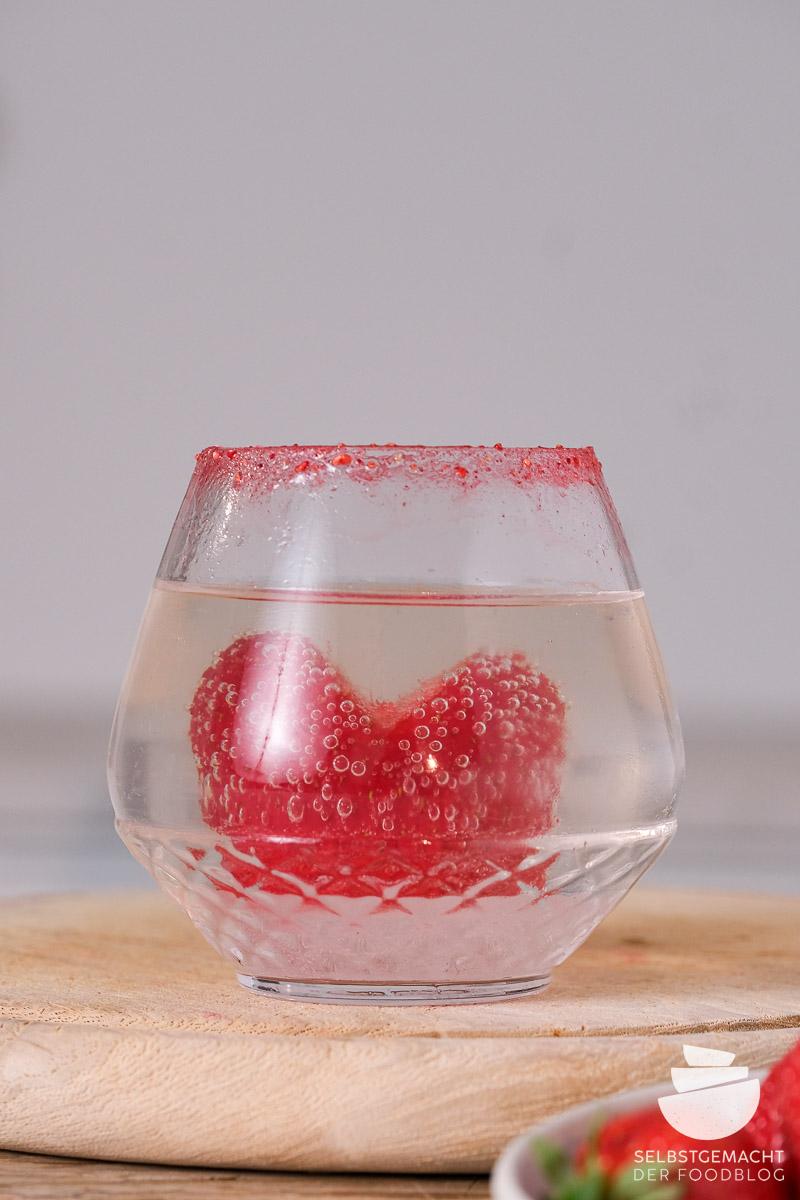 Rezeptbild: Erdbeer-Zitronen Gin Tonic (Sommer Snow Globe Cocktail)