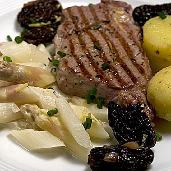 Rezeptbild: Kalbssteak mit Spargelragout und Morcheln