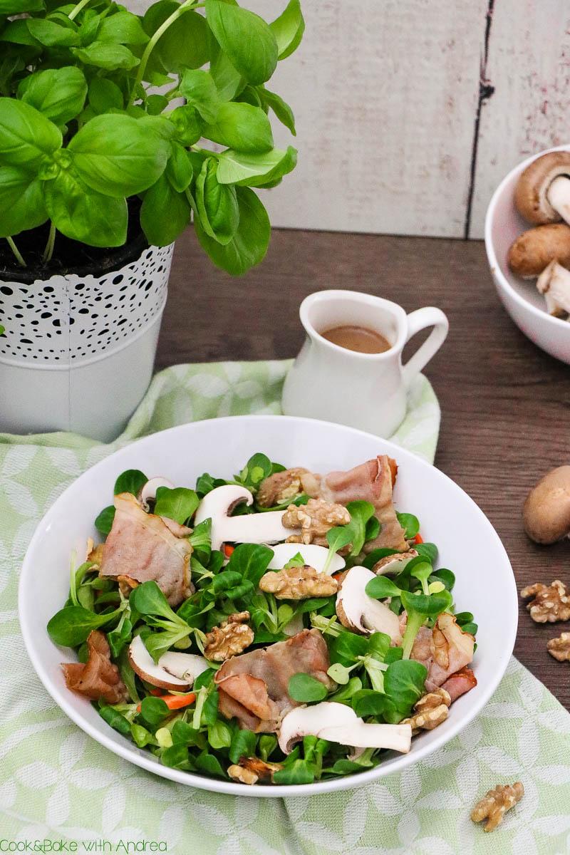 Rezeptbild: Herzhafter Salat mit Speck und Champignons