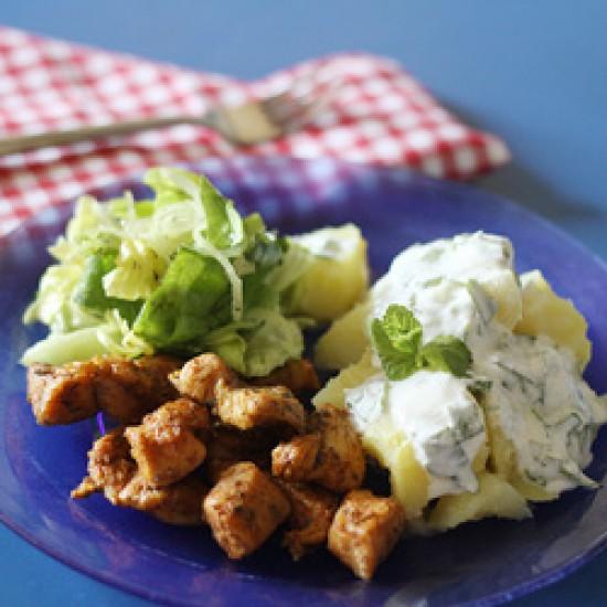 Rezeptbild: Minzige Frühkartoffeln mit Hähnchenbrust und Salat