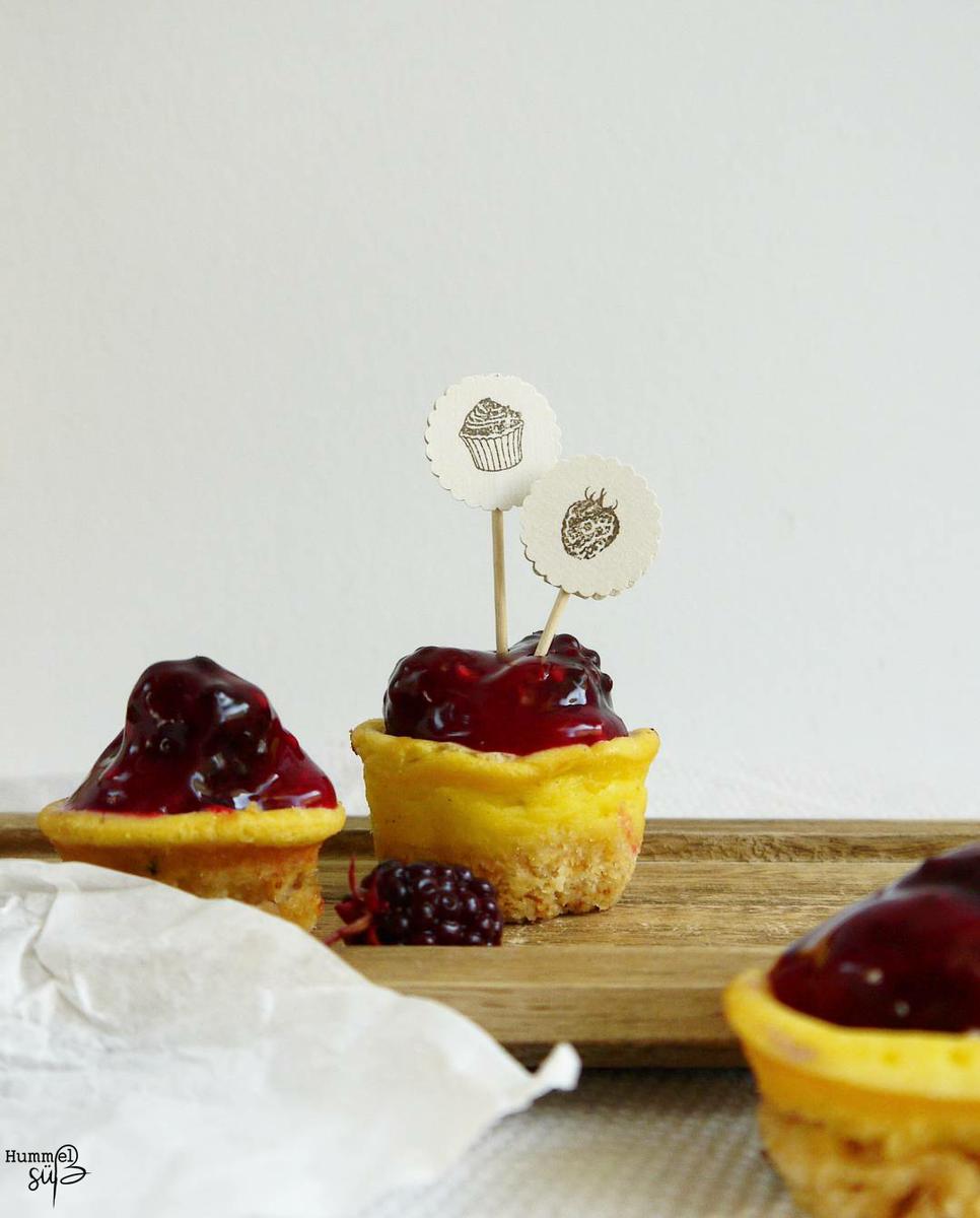 Rezeptbild: Mini Cheesecakes, mit Rote Grütze-Haube