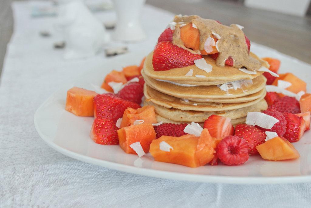 Rezeptbild: Kokos-Pancakes mit frischen Sommerfrüchten