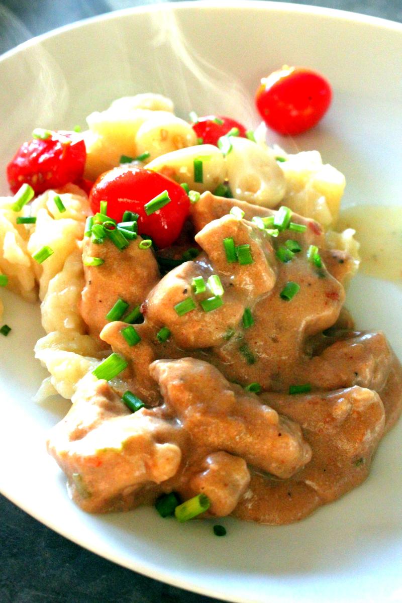 Rezeptbild: Schweinefilet Wuerfel in Marsala mit hausgemachten Gnocchi und geroesteten Tomaten und Knoblauch