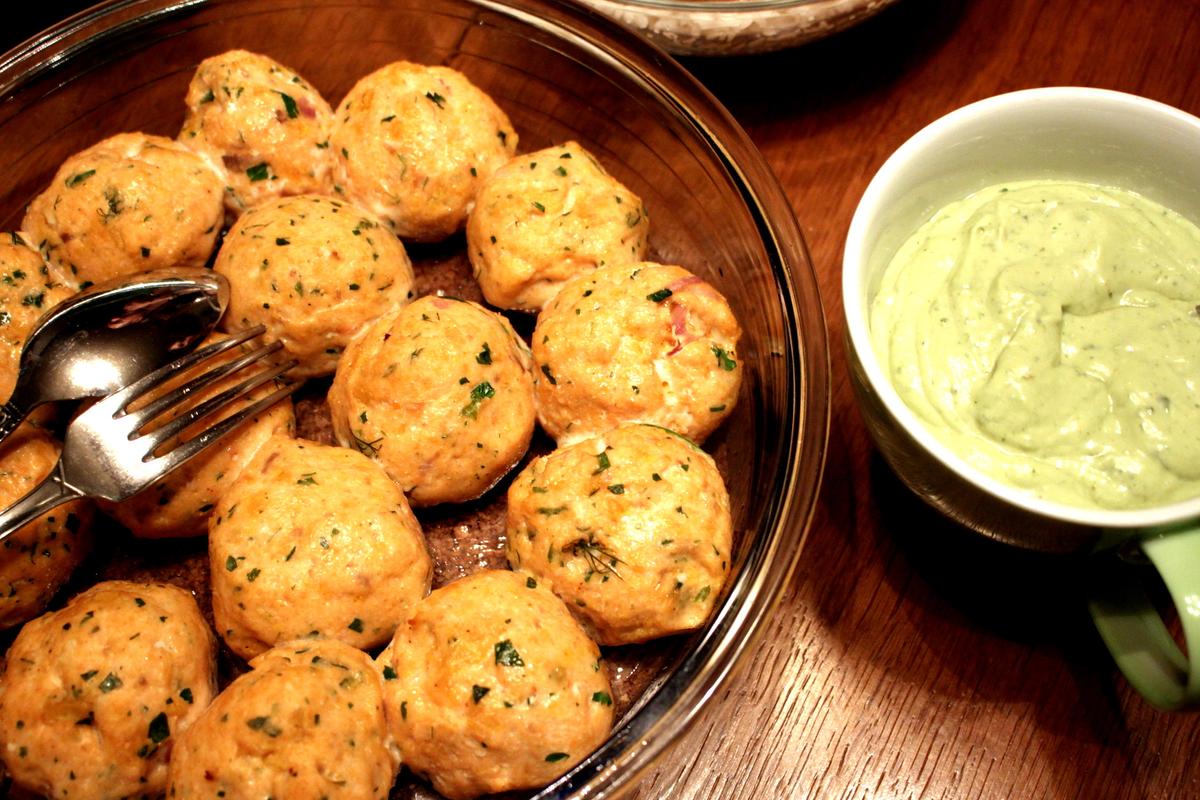 Rezeptbild: Gebackene Lachs-Bällchen mit feiner Avocado-Jogurt Sauce, warm oder kalt serviert