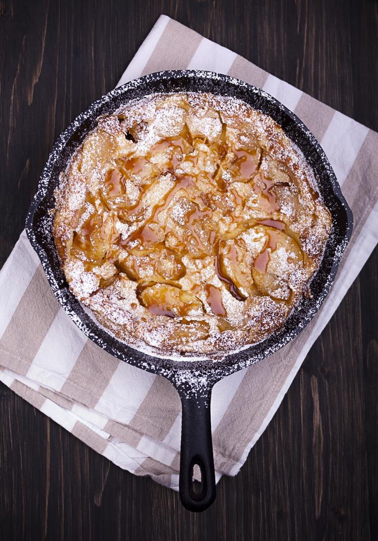 Rezeptbild: Apfelpfannkuchen mit Karamellsauce.