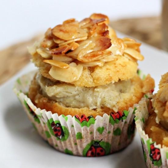 Rezeptbild: Bienenstich-Cupcakes mit Rhabarberpudding