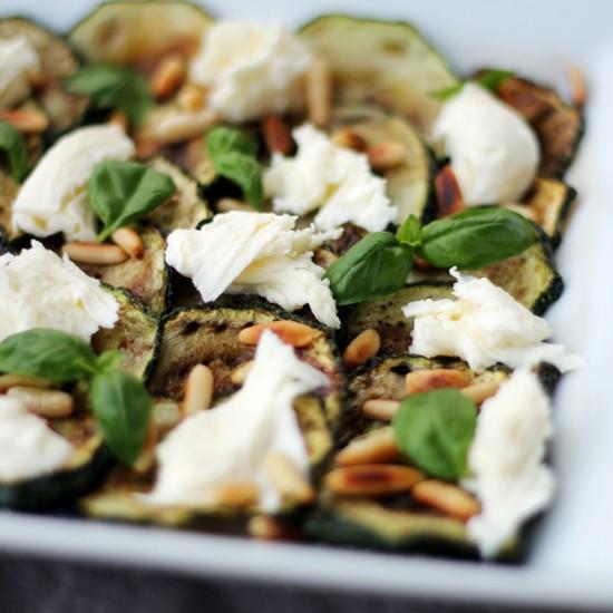 Rezeptbild: Gebratene Zucchini mit Mozzarella, Pinienkernen und Basilikum