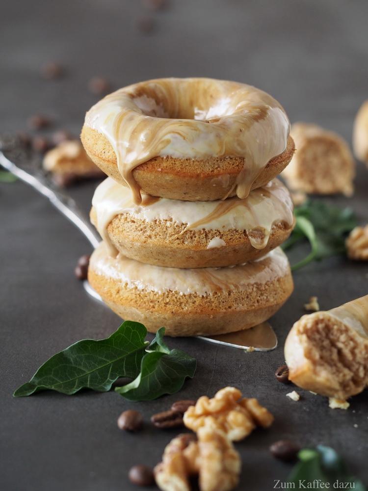 Rezeptbild: Walnuss-Donuts mit marmorierter Espresso-Glasur