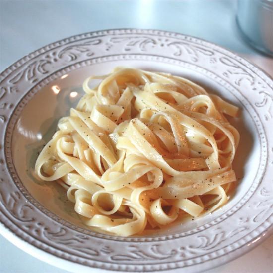 Rezeptbild: Pasta mit Knoblauchbutter & Parmesan