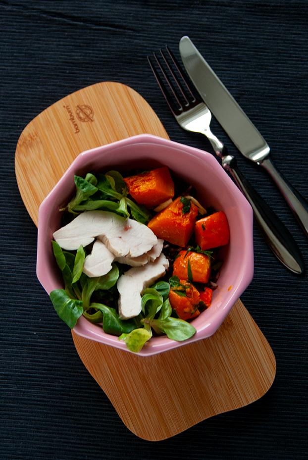 Rezeptbild: Salad Bowl mit Hühnchenbrust und mariniertem Kürbis