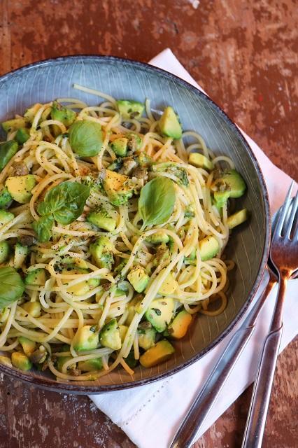 Rezeptbild: Avocado-Spaghetti mit Kapern, Zitrone und frischen Kräutern