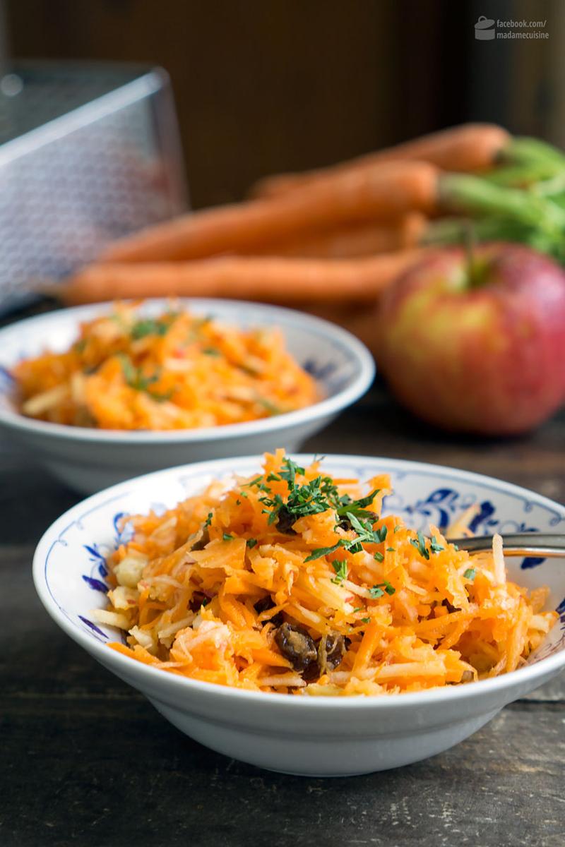 Rezeptbild: Karotten-Apfel-Salat (mit Ingwer, Rosinen & Nüssen)