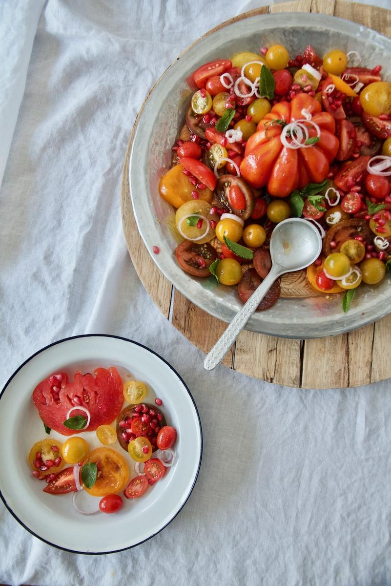 Rezeptbild: Bunter Tomatensalat mit Granatapfelkernen