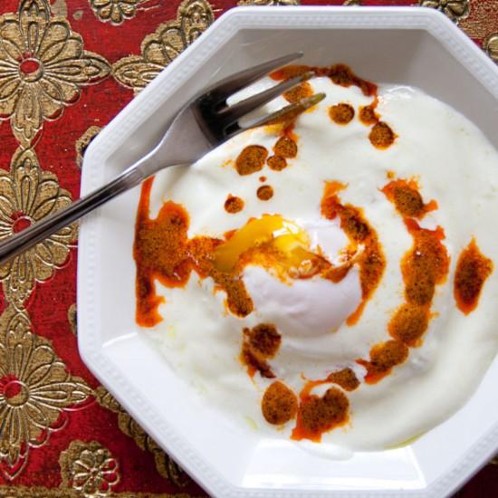 Rezeptbild: Pochiertes Ei mit Joghurt und Paprika Sauce