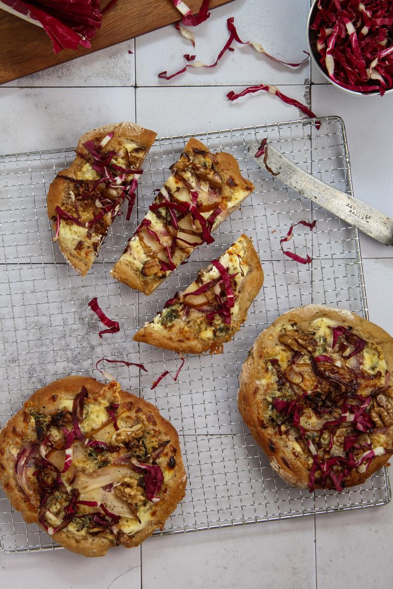 Rezeptbild: Herzhafte Roggen-Pizza mit Blauschimmel, Birne, Walnuss & Radicchio