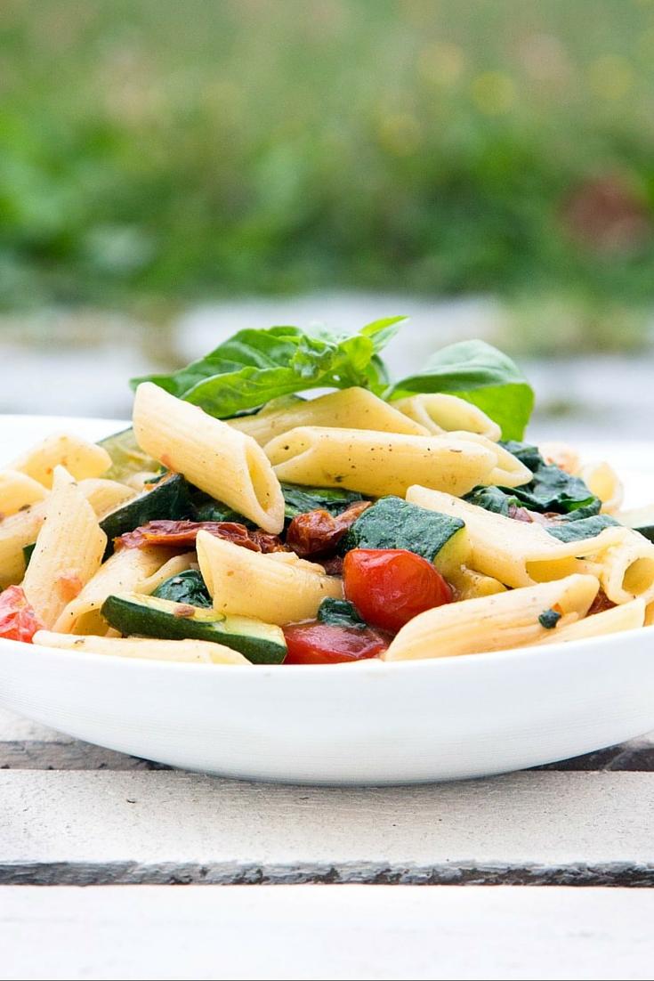 Rezeptbild: PASTA MIT ZUCCHINI, SPINAT UND GETROCKNETEN TOMATEN