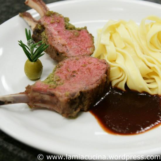 Rezeptbild: Lammrack mit Olivenpaste und Madeirajus