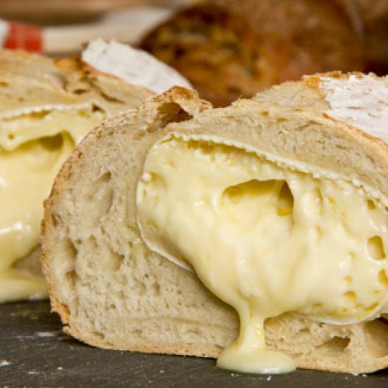 Rezeptbild: Weißbrot mit Camembert-Füllung