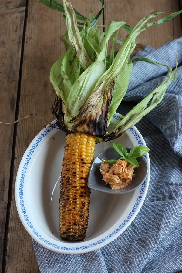 Rezeptbild: Gegrillter Maiskolben mit Tomatenbutter