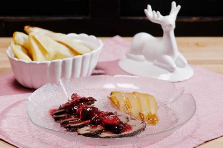 Rezeptbild: Hirschbraten Carpaccio mit Kirschdressing und glasierten Birnen