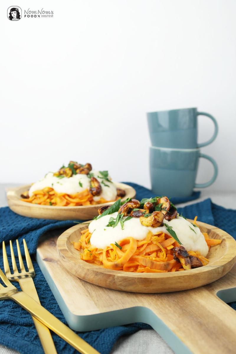Rezeptbild: Süßkartoffel-Spaghetti mit Blumenkohl-Käse-Sauce und karamellisierten Curry-Cashews