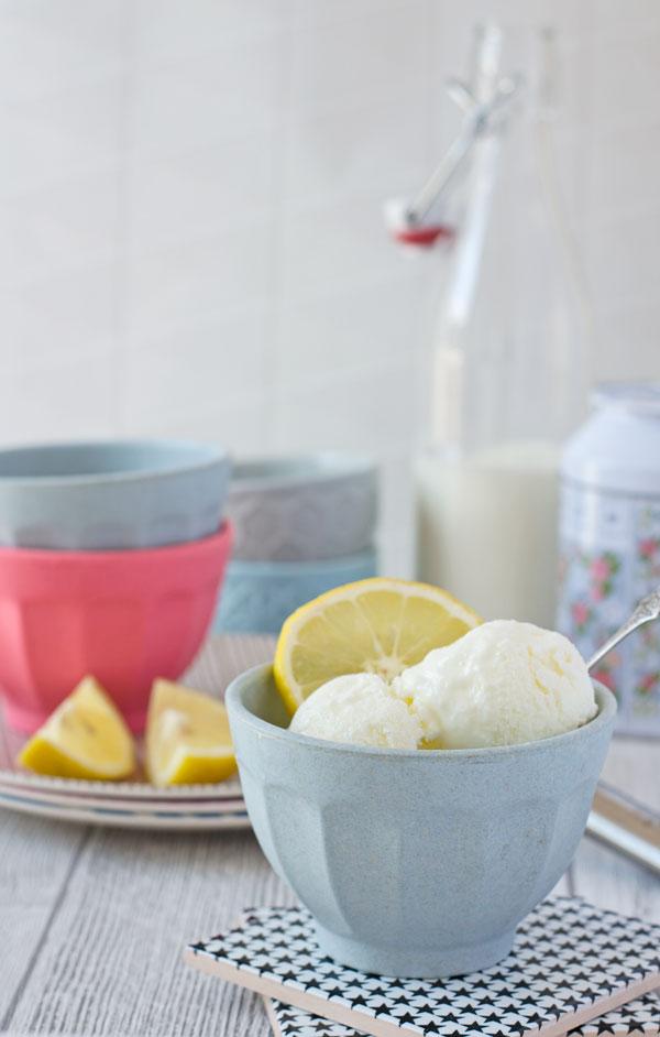 Rezeptbild: Kalorienarmer Frozen Yogurt mit Buttermilch und Zitrone