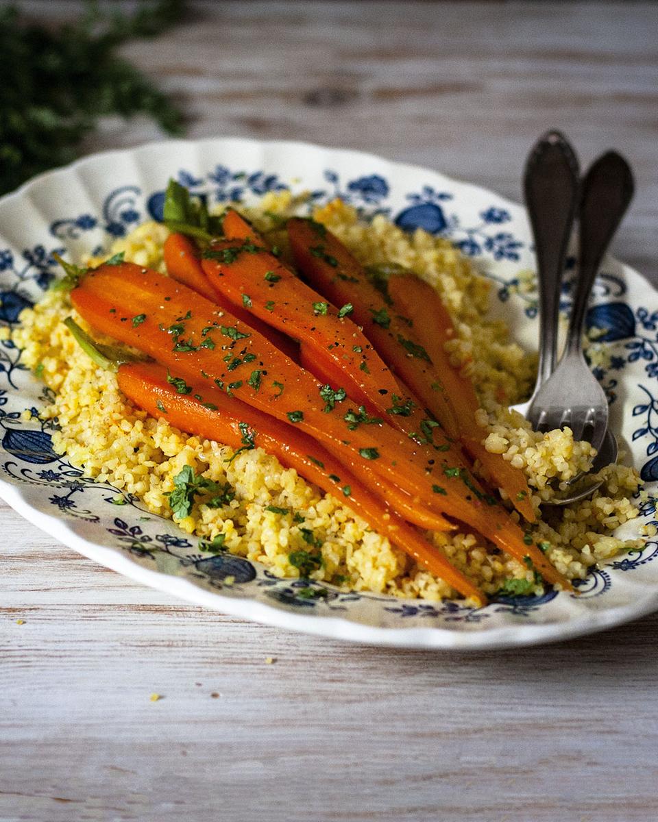 Rezeptbild: Glasierte Möhren auf Orangen-Bulgur