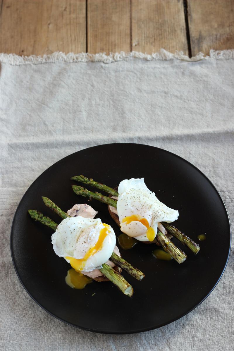 Rezeptbild: Spargelsandwich mit Blaubeerfrischkäse und pochiertem Ei