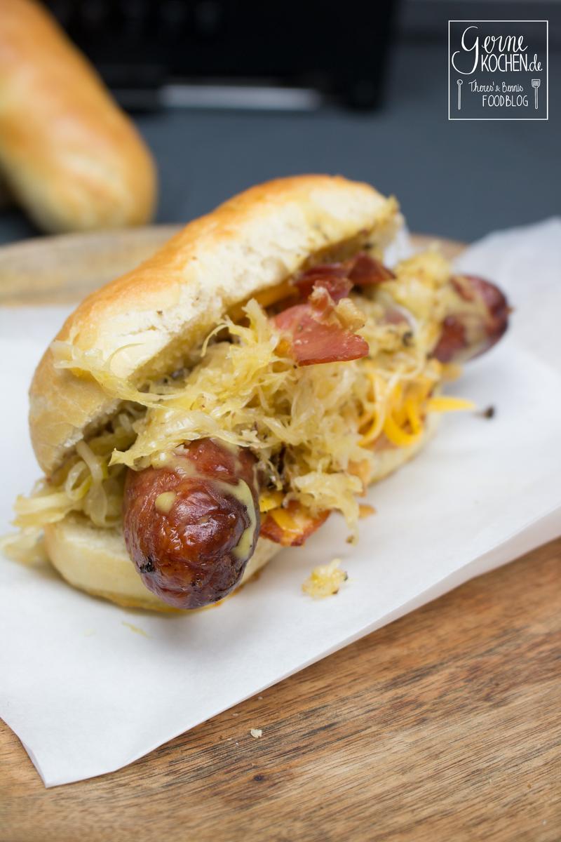 Rezeptbild: Hot Dog mit karamellisiertem Sauerkraut