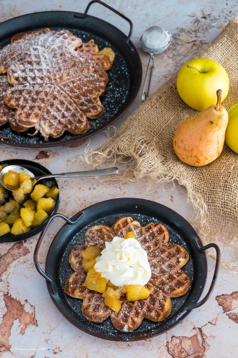 Rezeptbild: Marzipanwaffeln mit gebratenen Apfel-Birnen Mix