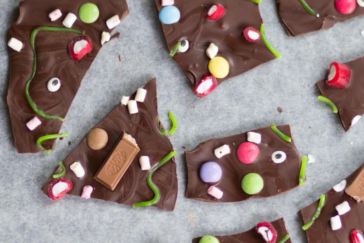 Rezeptbild: CHOCOLATE BARK AUS HALLOWEEN RESTEN