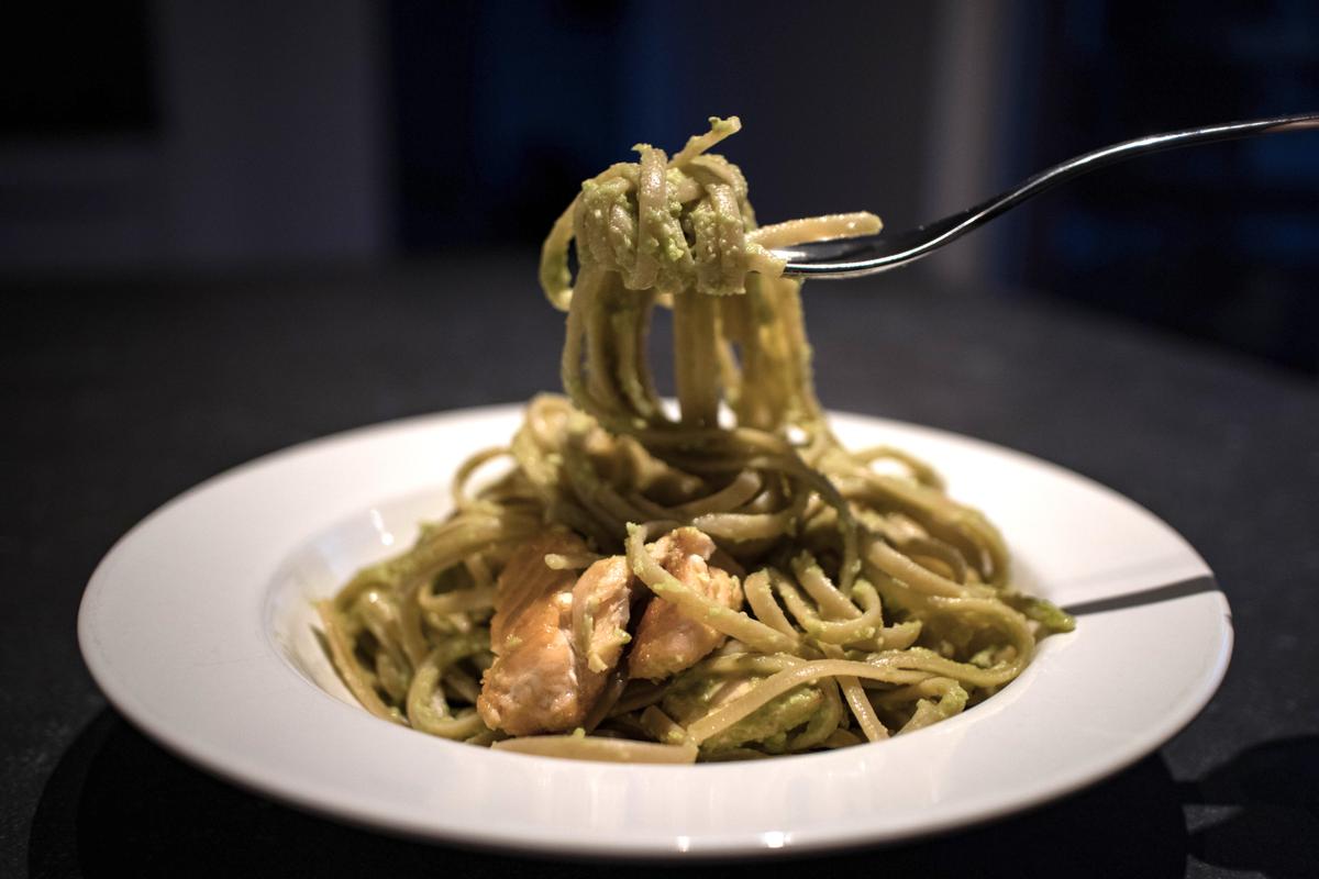 Rezeptbild: Vollkorn Linguine mit Avocado Limetten Salsa und Lachs