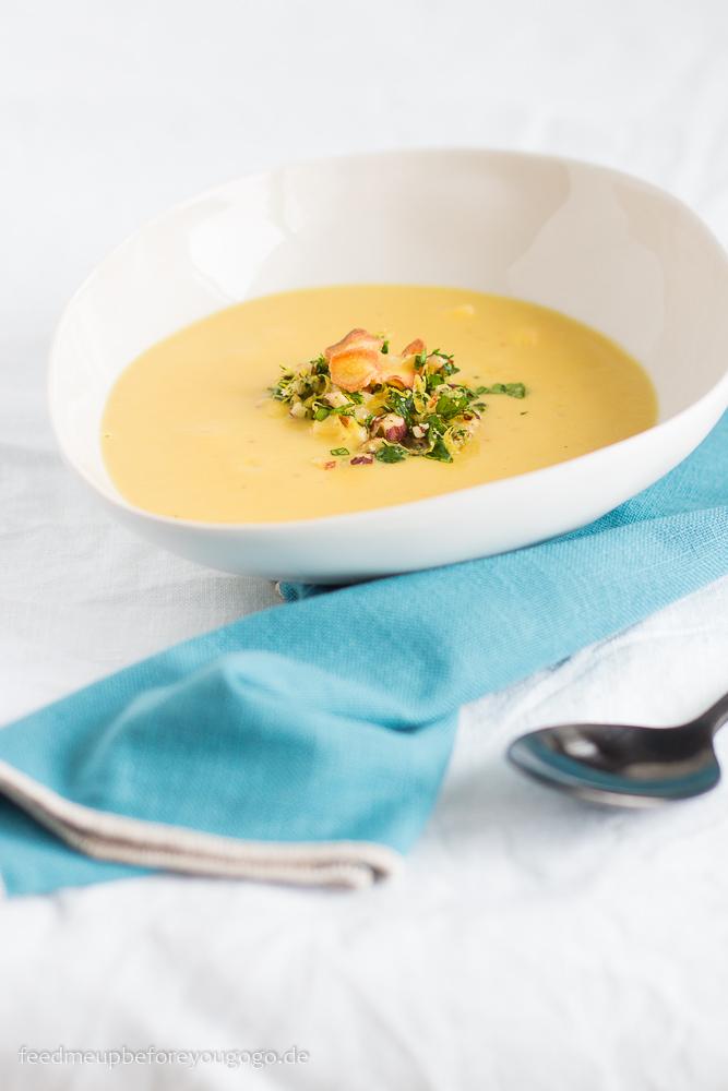 Rezeptbild: Pastinakensuppe mit Gruyère, Zitronen-Nuss-Gremolata und Pastinakenchips